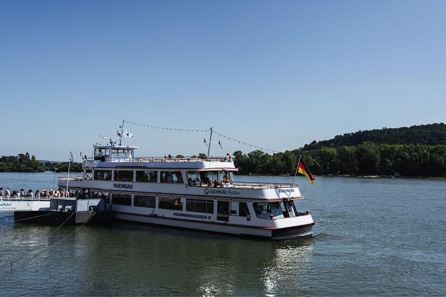 Schiffahrt mit Hund auf dem Rhein - Urlaub in Hessen
